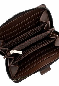 Braune Lederbörse mit Reißverschluss, ausgestattet mit mehreren Kartenfächern, einer Reißverschluss-Tasche und einer glatten Innenoberfläche.
