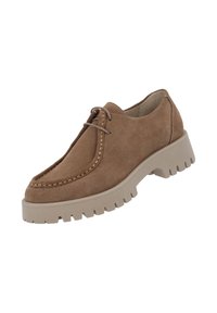 Zapato de ante marrón con cordones, punta redondeada, costuras en contraste y una gruesa suela de goma beige con un patrón de banda de rodadura contundente.