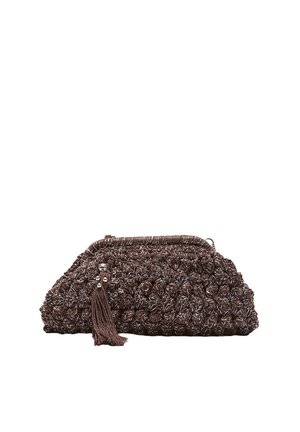 Tmavohnedé pletené listová kabelka s textúrovaným vzorom a dekoratívnym strapcom so striebornými korálikmi na bielom pozadí.