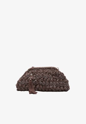 Pochette en tricot marron foncé avec un motif texturé et un pompon décoratif orné de perles argentées sur fond blanc.