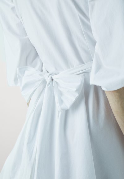 Claudie Pierlot ROBE COURTE CACHE-CŒUR - Denné šaty - blanc