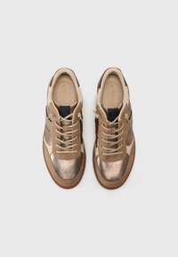 Brune og metalliske sneakers med en tekstureret overdel, der har snørebånd, kontrasterende sorte detaljer og en gummisål. Størrelse 37 angivet indeni.
