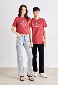 Calvin Klein Jeans DISRUPTED OUTLINE MONOLOGO TEE UNISEX - Apdrukāts T-krekls - garnet