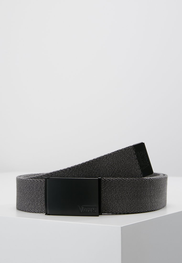Grå vævet bælte med en mat sort metalspænde. Spændet har Vans-logoet. Den strukturerede stoftilføjer greb og holdbarhed.