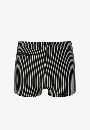 Czarne spodenki kąpielowe z białymi pionowymi paskami i małą zamykaną kieszonką po lewej stronie, pokazane na białym tle.