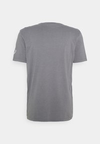 ASICS FUJI TRAIL TEA - T-shirt estampada - graphite grey