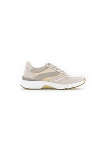 Beige sportieve schoen met suède en mesh panelen, witte tussenzool en groene buitenzool. Heeft een vetersluiting en zijaccenten in het grijs.