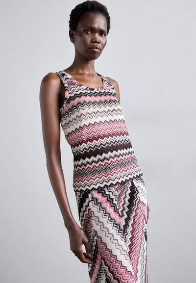 Gebreide tanktop en rok set met een meerkleurig zigzagpatroon in roze, zwart en crème. Zachte textuur met een fitted design.