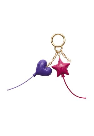 Portachiavi con un palloncino a forma di cuore viola e un palloncino a stella rosa, entrambi con superfici lucide, attaccati da una catena e un anello in metallo dorato.