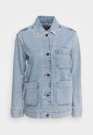Jasno niebieska kurtka dżinsowa z guzikami z przodu, trzema naszywanymi kieszeniami, długimi rękawami i klasycznym kołnierzem.
