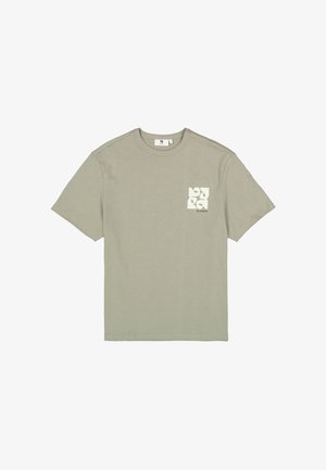 Hellgrünes Baumwoll-T-Shirt mit Rundhalsausschnitt, kurzen Ärmeln und einem quadratischen weißen Grafikdruck auf der linken Brust. Glatte Textur, lässige Passform.