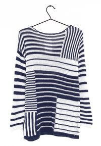 Blau-weiß gestreifter Strickpullover mit unterschiedlich breiten Streifen und strukturierten Einsätzen, mit weitem Ausschnitt und lockerem Schnitt.