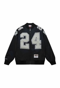 Schwarze Bomberjacke mit großem grauem "24" auf der Vorderseite und den Ärmeln. Verfügt über einen Reißverschluss, Rippbündchen und ein Logopatch am Saum.