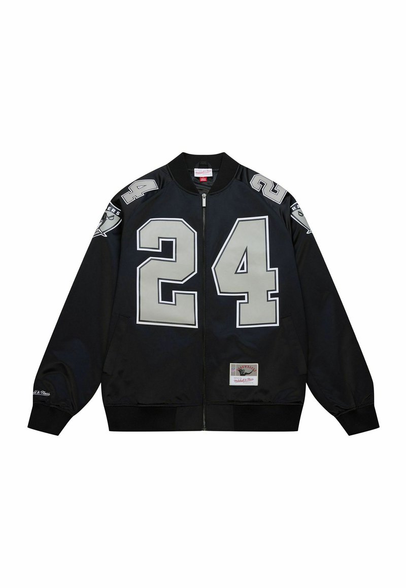 Schwarze Bomberjacke mit großem grauem "24" auf der Vorderseite und den Ärmeln. Verfügt über einen Reißverschluss, Rippbündchen und ein Logopatch am Saum.