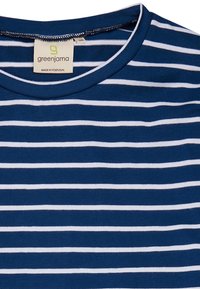 Maglietta blu navy con strisce orizzontali bianche. Presenta un collo rotondo e un'etichetta in tessuto con il nome del marchio "greenjama." Tessuto morbido.