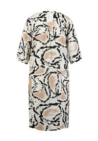 Musterndes Kleid mit einem beigen und schwarzen Design, kurzen Ärmeln, einer lockeren Passform und einem plissierten Rücken mit Knopfdetails. Glatte Stoffoberfläche.