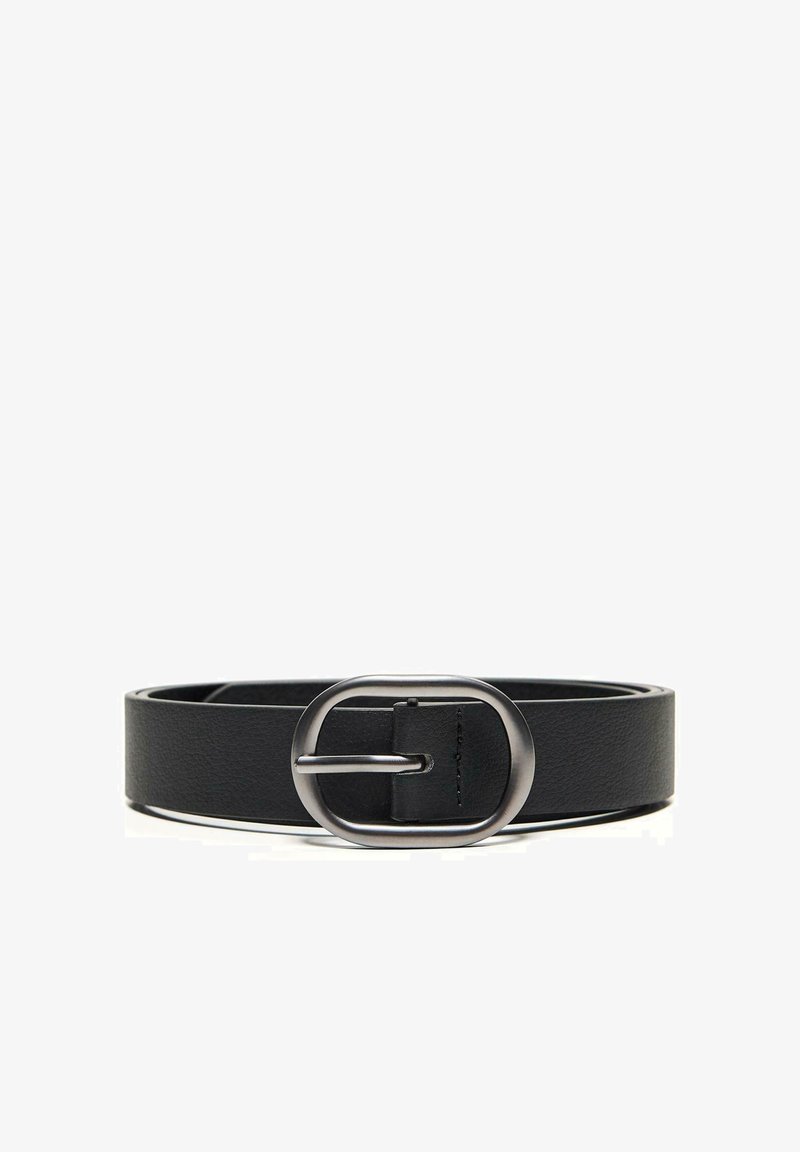 Ceinture en cuir noir avec une boucle ovale argent mat, enroulée proprement sur un fond blanc.