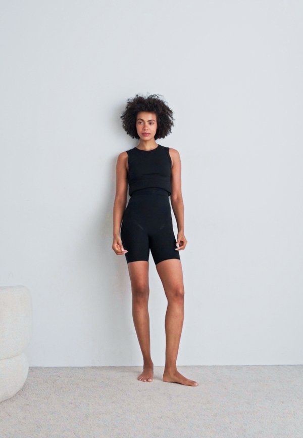 SHAPEWEAR SCULPTED FIRM MICRO THIGH SHORT STAY PUT STRETCH - Shapewear3