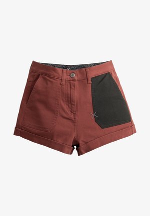 Pantaloni corti rossi in cotone con dettagli neri in tasca, chiusura frontale con bottone e orli arrotolati. Presentano due tasche frontali e dettagli di cucitura.