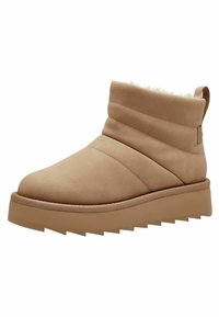 Botas de tobillo marrones hechas de un material suave y texturizado con un cuello de felpa, que presentan una suela de plataforma gruesa y estriada y una punta redondeada.