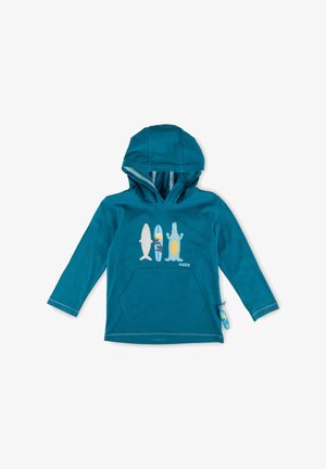 Smaragdgrüner Kapuzenpullover mit langen Ärmeln und Fronttasche, versehen mit Grafiken von Hai, Surfbrett und Krokodil sowie einem kleinen Surfbrett-Schlüsselanhänger an der Seite.