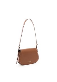 Borsa a tracolla in pelle marrone con una texture liscia, forma curva, tracolla regolabile e hardware in argento. La parte anteriore presenta il nome del marchio in argento.