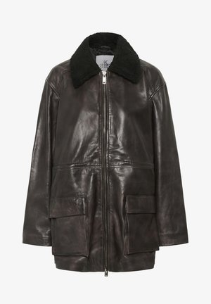Dunkelbraune Lederjacke mit schwarzem Lammfellkragen. Verfügt über zwei Fronttaschen, einen Reißverschluss und ein lässiges Design.