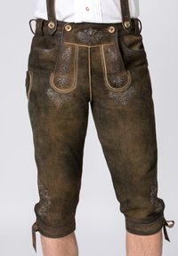 Braune Lederhosen mit silberner Stickerei, knielanger Schnitt, verstellbare Seitenträger und dekorative Akzente an den Taschen.