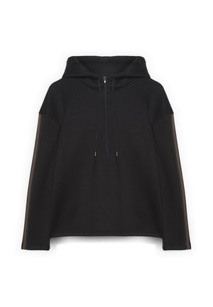 Sudadera negra con capucha de corte amplio, con cordones en el cuello y franjas laterales en un color más claro. Textura suave y mangas largas.