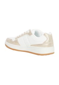 Witte sneaker met gouden metallic accenten, suede textuur aan de zijkanten en een rubberen gumzool. Klassiek vetersluiting ontwerp met geperforeerd detail.