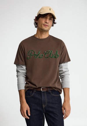 Polo Club, T-SHIRT MAN MIRROR TSHIRT SHORT SLEEVE REGULAR FIT - Camiseta estampada - brown