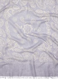 Jasnoliliowy szalik z misternym białym wzorem paisley i akcentami kwiatowymi; teksturowana tkanina z frędzlami na brzegach.