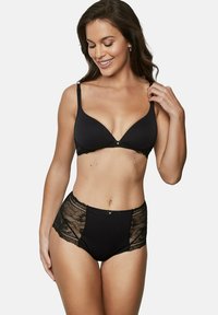 Soutien-gorge noir avec des accents en dentelle et un petit bouton central. Culottes noires taille haute avec des panneaux en dentelle sur les côtés et des bords festonnés.
