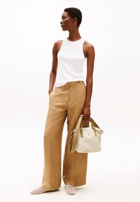 Tommy Hilfiger - POPPY SUMMER SMALL TOTE - Bolso de mano - khaki Imagen en miniatura 1