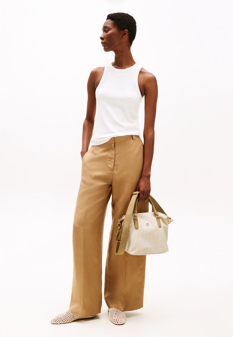 Tommy Hilfiger - POPPY SUMMER SMALL TOTE - Bolso de mano - khaki, Ampliar