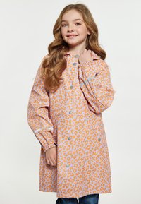 Narančasti kišni kaput s uzorkom leoparda, s kapuljačom, dugmadi na kopčanje, elastičnim rukavima i dizajnom do koljena. Glatki, lagani materijal.