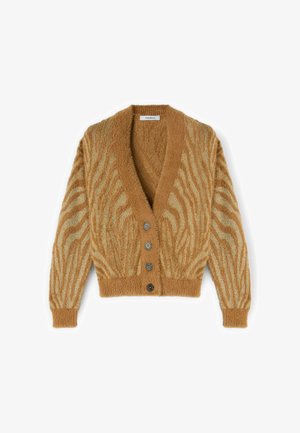 Cardigan maro cu un model de zebră, realizat dintr-un material texturat moale. Are un decolteu adânc în V și cinci nasturi mari pe față.