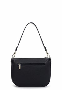 Czarna skórzana torebka na ramię z połyskującym wykończeniem, zamkiem błyskawicznym u góry, przednią kieszenią, regulowanym paskiem oraz srebrnymi ozdobami.