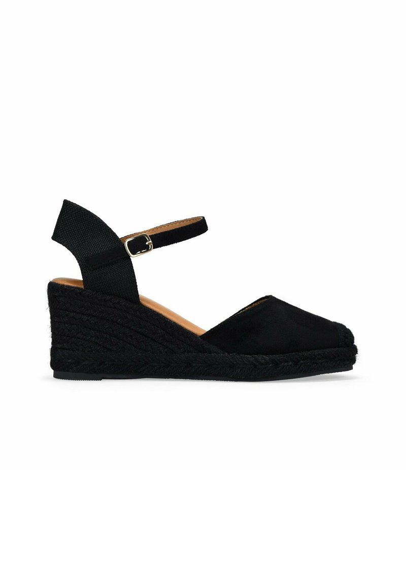 Espadrillas con zeppa nera, tomaia in tessuto, cinturino alla caviglia con fibbia in metallo e suola avvolta in juta texturizzata.
