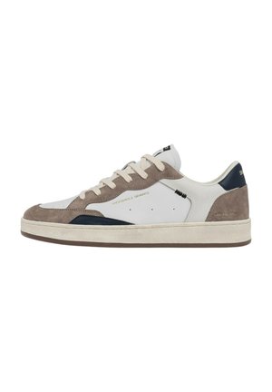 Scarpa da ginnastica bianca bassa con accenti in suede beige, dettaglio del tallone e lato in blu navy, lacci bianchi e scritta "CRIME LONDON" sul lato.