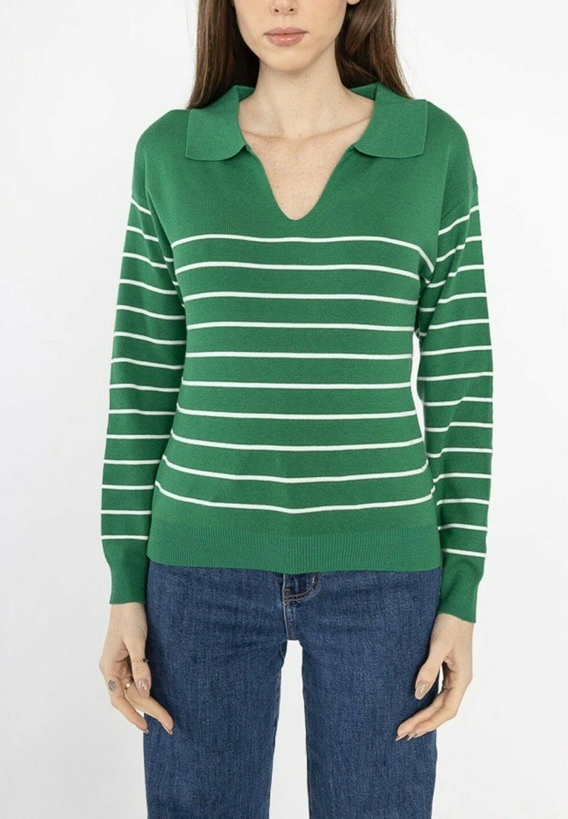 Pull vert avec des rayures horizontales blanches. Présente un décolleté en V, un design avec col et des poignets côtelés. Le tissu semble doux et lisse.
