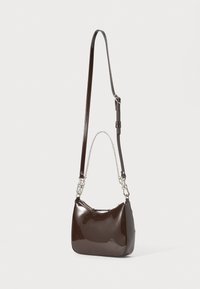 Borsa a mano in pelle verniciata marrone con forma arrotondata, chiusura a zip e doppi manici: uno in catena e uno regolabile, dalla texture liscia.