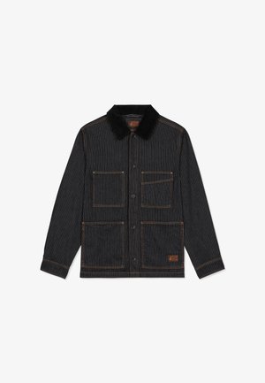 Veste à fines rayures noires avec col noir, quatre poches plaquées à l'avant, fermeture par boutons et écusson logo orange sur la poche inférieure droite.