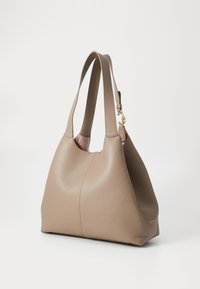 Borsa a spalla in pelle beige con una finitura testurizzata, design spazioso e due manici robusti. Dettaglio in hardware dorato su un lato.