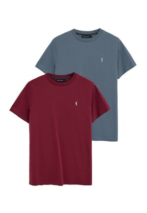 Dos camisetas de cuello redondo lisas, una en granate y otra en azul apagado, cada una con un pequeño logo blanco de un jugador de polo en el pecho izquierdo.