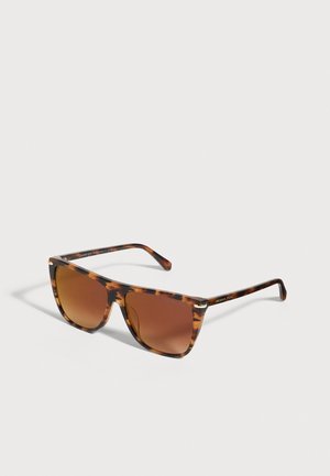 Lunettes de soleil Michael Kors écaille de tortue, avec des verres dégradés bruns et des détails dorés, sur un fond clair.