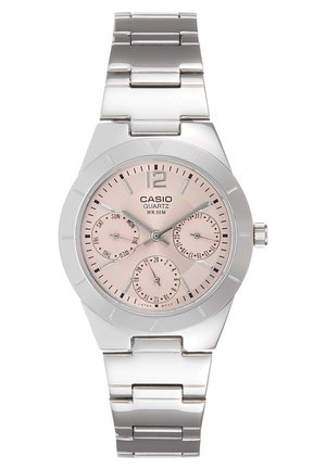 Silberne Casio-Quarzuhr mit rosafarbenem Zifferblatt, drei Unteranzeigen für Tag, Datum und 24-Stunden-Anzeige sowie einem Metallgliederarmband.