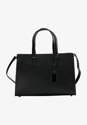 Sac à main en cuir noir avec deux poignées supérieures, bandoulière réglable, design plat, éléments en métal argenté, et une étiquette rectangulaire attachée.