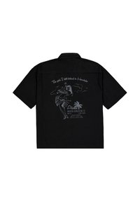 Zwart shirt met korte mouwen met een grafische print op de achterkant. Ontwerp bevat een dansende vrouw, wolken en tekstdetails in het wit.