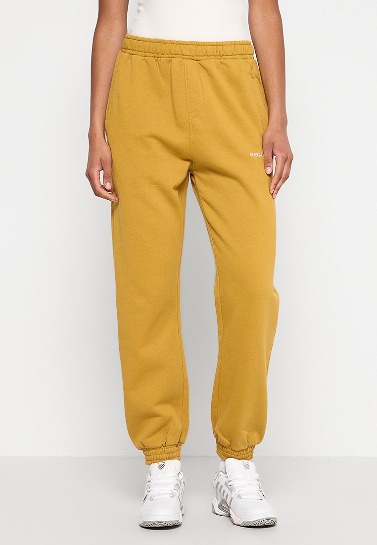 Gelbe Baumwollsweatpants mit elastischem Bund und Bündchen, ausgestattet mit Seitentaschen und einem kleinen weißen Logo auf der Vorderseite.